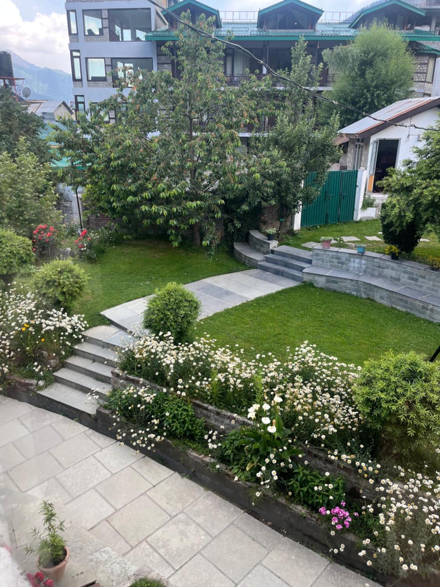 Tourist Hotel 10 Minutes Walking Distance From The Mall Manāli Exterior foto