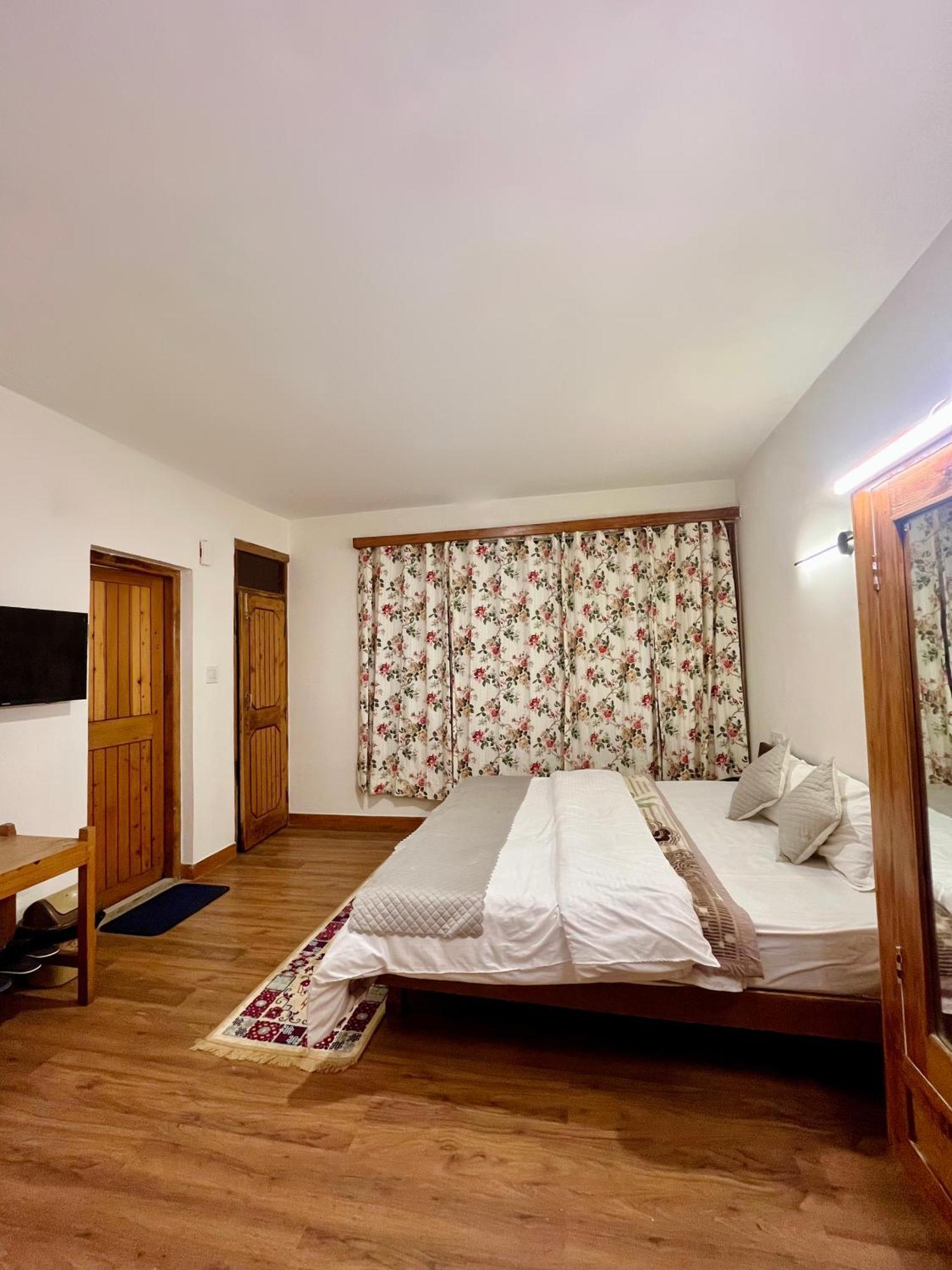 Tourist Hotel 10 Minutes Walking Distance From The Mall Manāli Exterior foto