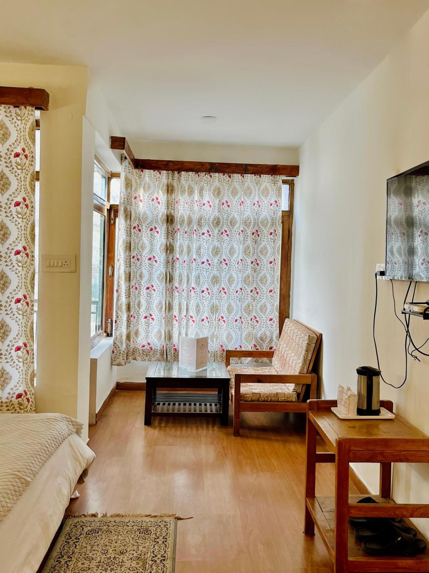 Tourist Hotel 10 Minutes Walking Distance From The Mall Manāli Exterior foto