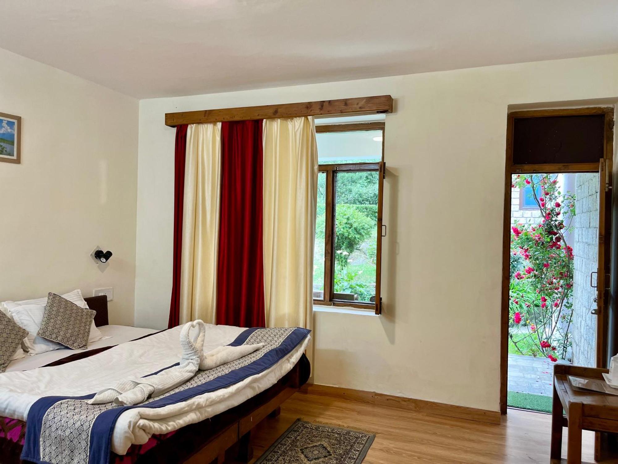 Tourist Hotel 10 Minutes Walking Distance From The Mall Manāli Exterior foto