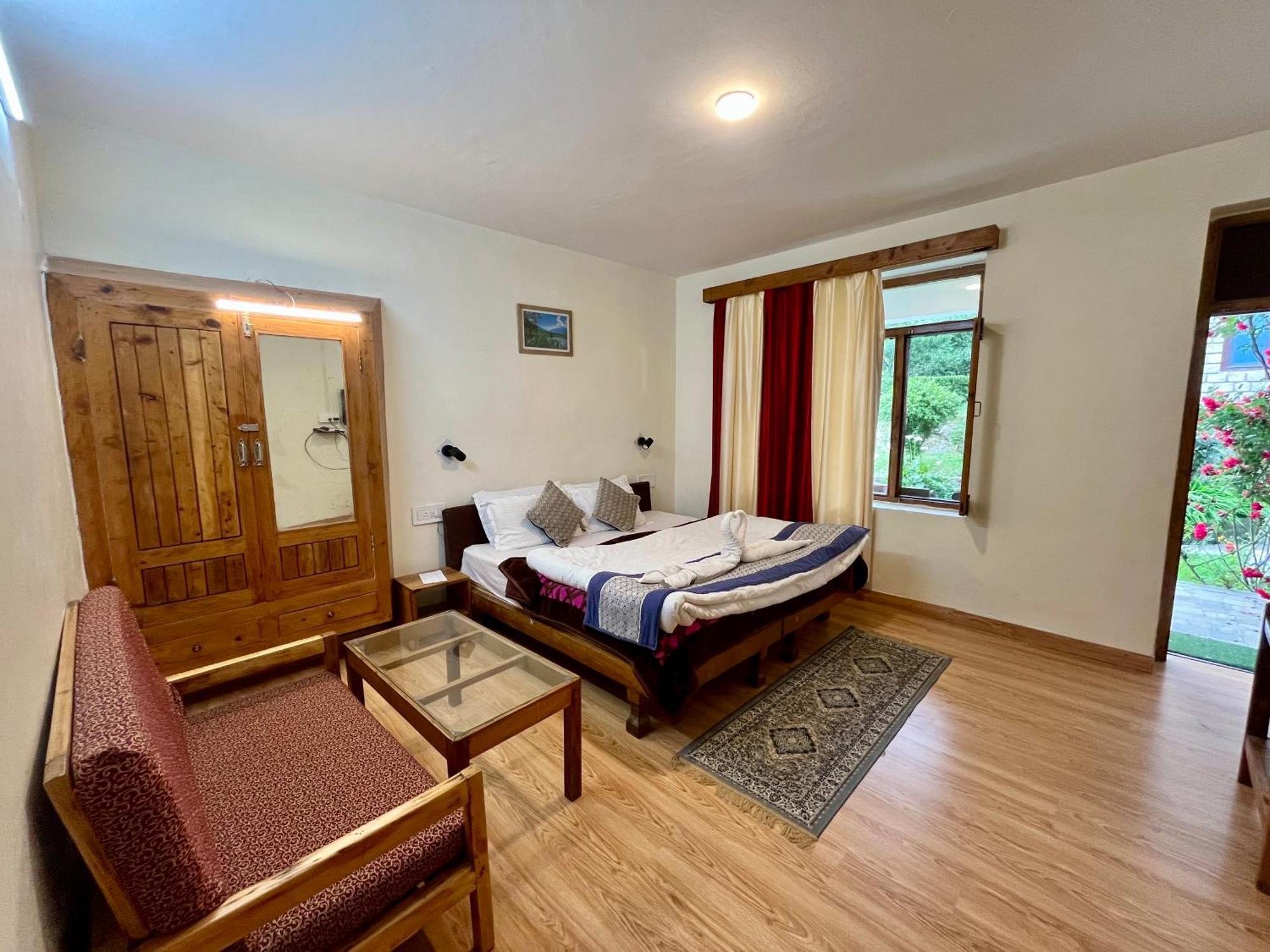 Tourist Hotel 10 Minutes Walking Distance From The Mall Manāli Exterior foto